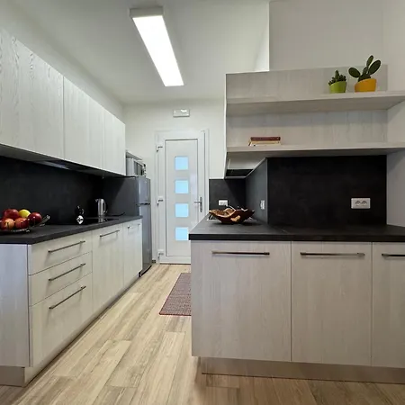 Apartment Beachfront, Modern Flat With Lovely Garden *