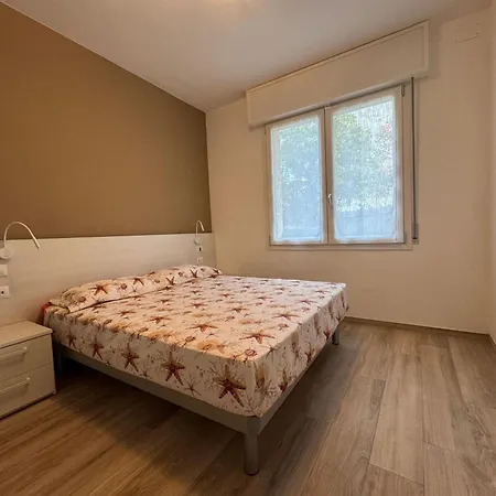 Beachfront, Modern Flat With Lovely Garden Apartment *