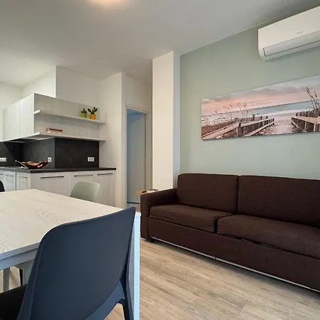 Beachfront, Modern Flat With Lovely Garden