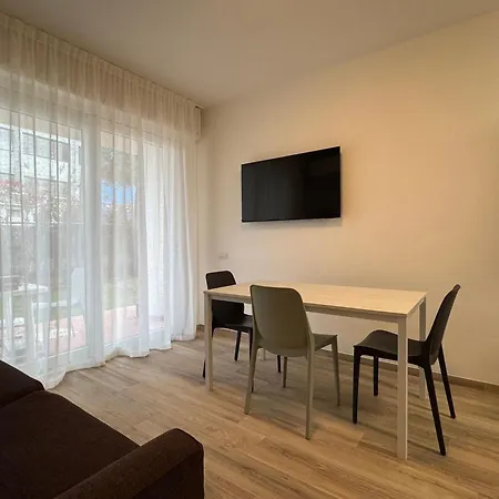 Beachfront, Modern Flat With Lovely Garden Apartment
