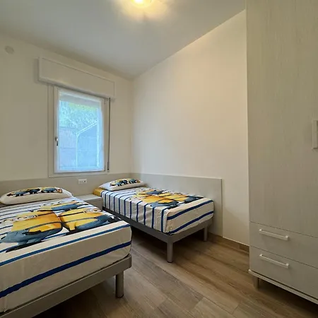 Beachfront, Modern Flat With Lovely Garden Apartment